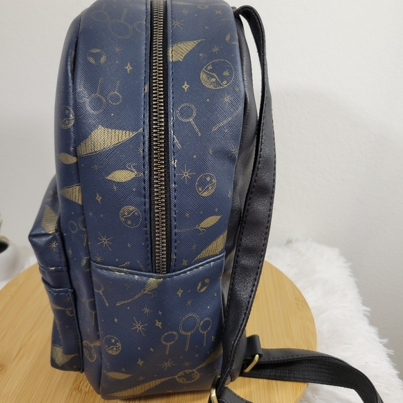 HARRY POTTER Hot Topic Bioworld Quidditch equipment navy gold backpack - flawed - Picture 2 of 13